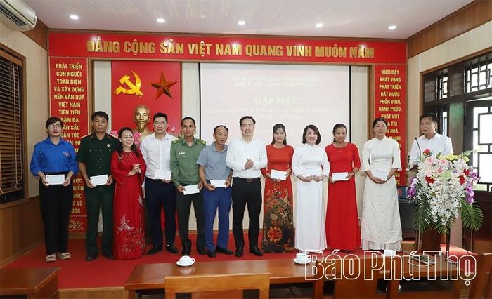 Lãnh đạo Khu di tích lịch sử Đền Hùng tặng quà các gia đình cán bộ, viên chức đang công tác tại đơn vị thuộc gia đình chính sách.