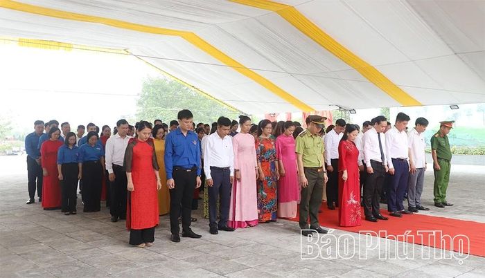 Đoàn đại biểu dành một phút mặc niệm, tưởng nhớ các Anh hùng liệt sĩ.