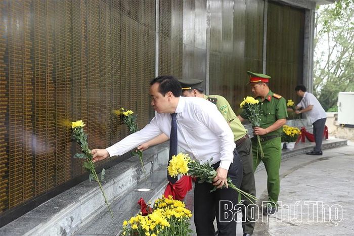 Các đại biểu đặt hoa trước bia ghi danh các Anh hùng liệt sĩ tại Đài tưởng niệm các Anh hùng liệt sĩ tỉnh.