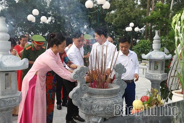 Các đại biểu dâng hương tưởng niệm các Anh hùng liệt sĩ.