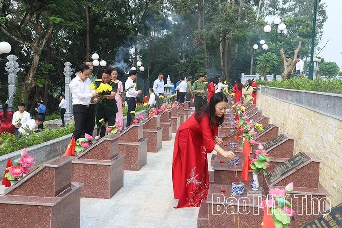 Các đại biểu đặt hoa, thắp hương tưởng niệm các Anh hùng liệt sĩ tại Nghĩa trang liệt sĩ xã Hy Cương.