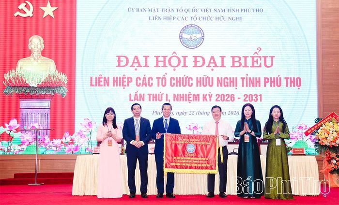 Phó Chủ tịch Liên hiệp các tổ chức hữu nghị Việt Nam Nguyễn Ngọc Hùng trao bức trướng tặng Đại hội.