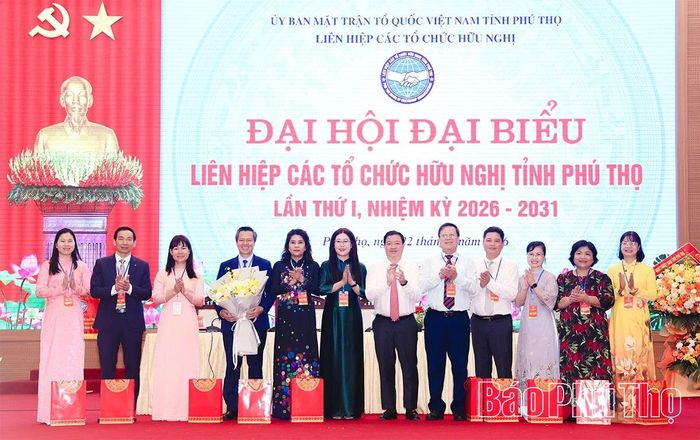 Đồng chí Nguyễn Thị Chúc Hảo - Chủ tịch Liên hiệp các tổ chức hữu nghị tỉnh nhiệm kỳ 2026-2031 tặng hoa chúc mừng các đồng chí không tham gia Ban Chấp hành Liên hiệp các tổ chức hữu nghị tỉnh nhiệm kỳ 2026-2031.