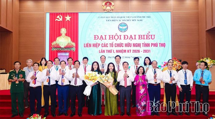 Các đại biểu chụp ảnh lưu niệm cùng Ban Chấp hành Liên hiệp các tổ chức hữu nghị tỉnh nhiệm kỳ 2026 - 2031.