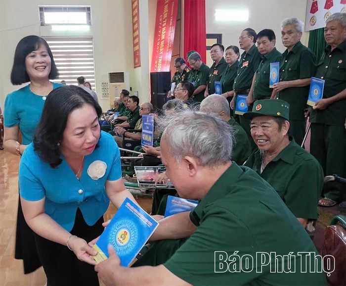 Đồng chí Thái Thu Xương - Phó Chủ tịch Tổng Liên đoàn Lao động Việt Nam tặng quà các thương binh, bệnh binh.