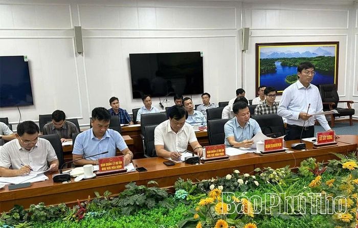 Lãnh đạo Sở Xây dựng báo cáo tại hội nghị.