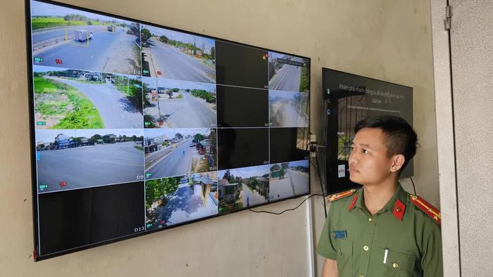 Trung tâm điều hành camera an ninh Công an xã Hiếu Giang - Ảnh: N.T.H