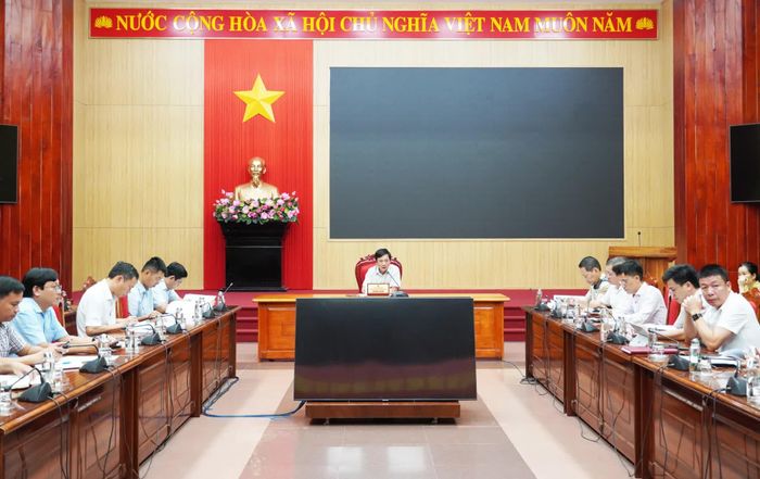 Đồng chí Hoàng Nam, Phó Chủ tịch Thường trực UBND tỉnh chủ trì buổi làm việc - Ảnh: X.P