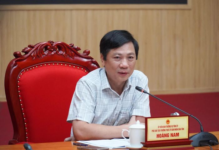 Đồng chí Hoàng Nam, Phó Chủ tịch Thường trực UBND tỉnh yêu cầu các sở, ngành, đơn vị, địa phương xây dựng lại tiến độ thực hiện và giải ngân chi tiết theo từng tháng, từng tuần - Ảnh: X.P