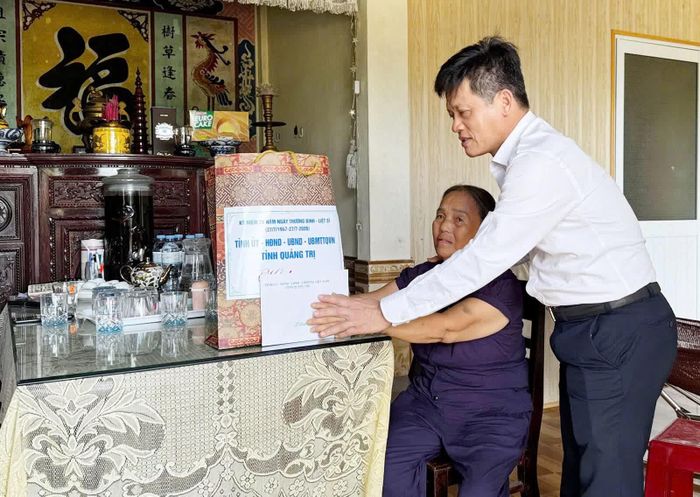 Đồng chí Lê Văn Bảo, Phó Chủ tịch UBND tỉnh thăm, tặng quà gia đình thương binh Lê Đình Anh, ở thôn Thiện Đông, xã Diên Sanh - Ảnh: Quang Ngọc
