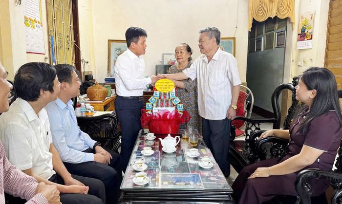 Đồng chí Lê Văn Bảo, Phó Chủ tịch UBND tỉnh thăm, tặng quà gia đình ông Lê Vũ Bằng, ở khu phố Thành Cổ, phường Quảng Trị - Ảnh: Quang Ngọc