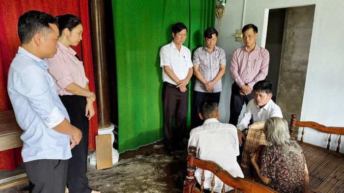 Đồng chí Lê Văn Bảo, Phó Chủ tịch UBND tỉnh thăm, tặng quà bà Trần Thị Mười, mẹ liệt sĩ, ở thôn Tây Sơn, xã Nam Hải Lăng - Ảnh: Quang Ngọc