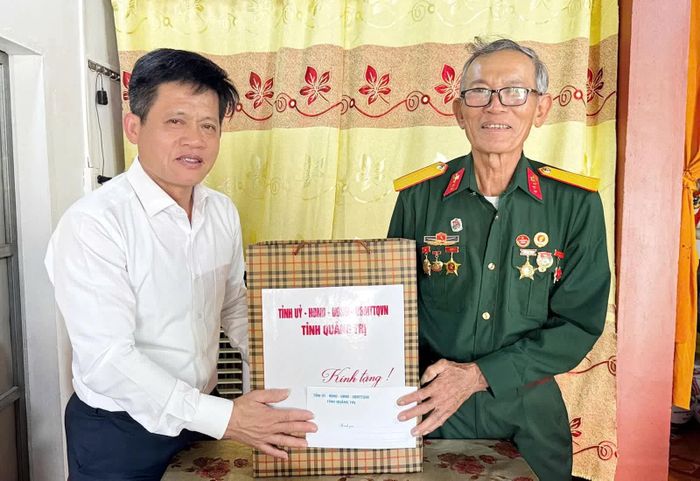 Đồng chí Lê Văn Bảo, Phó Chủ tịch UBND tỉnh thăm, tặng quà gia đình thương binh Trần Học, ở thôn Hải Dương, xã Mỹ Thủy - Ảnh: Quang Ngọc