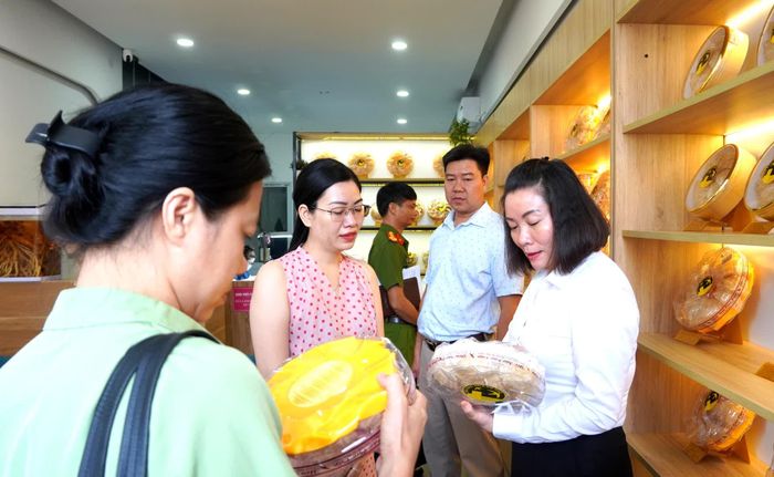 Đoàn giám sát kiểm tra cơ sở sản xuất, chế biến, kinh doanh các sản phẩm công nghiệp trên địa bàn phường Đồng Hới - Ảnh: H.Tr