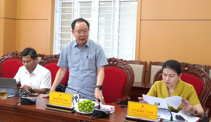 Các thành viên đoàn giám sát tham gia ý kiến tại buổi làm việc - Ảnh: H.Tr