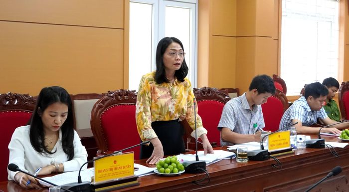 Đại diện lãnh đạo ngành chức năng phường Đồng Hới báo cáo, trao đổi tình hình kết quả thực hiện pháp luật về an toàn thực phẩm trên địa bàn phường - Ảnh: H.Tr