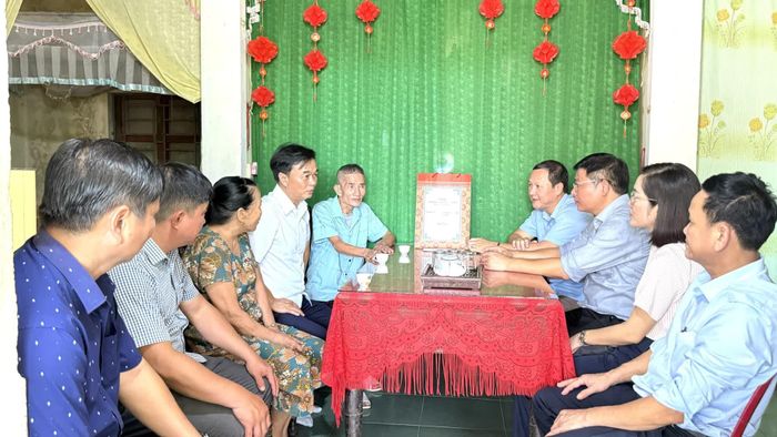 Đồng chí Nguyễn Chiến Thắng, Phó Bí thư Tỉnh ủy, Chủ tịch Ủy ban MTTQ Việt Nam tỉnh cùng các thành viên trong đoàn thăm hỏi và gửi lời tri ân đến gia đình chính sách, gia đình có công với cách mạng - Ảnh: N.L