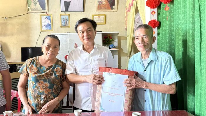 Đồng chí Nguyễn Chiến Thắng, Phó Bí thư Tỉnh ủy, Chủ tịch Ủy ban MTTQ Việt Nam tỉnh thăm và tặng quà thương binh Lê Công Bình, ở xã Cửa Tùng - Ảnh: N.L