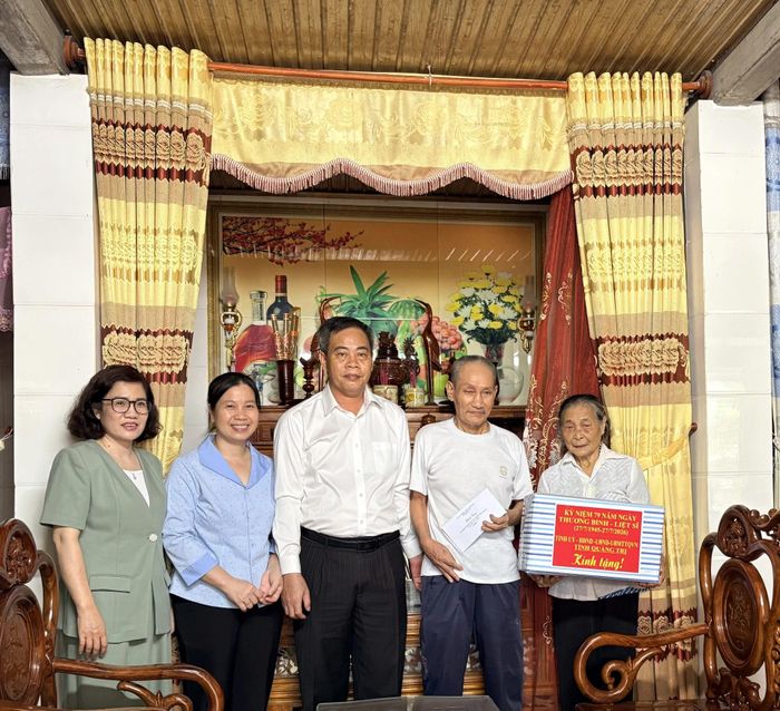 Đồng chí Nguyễn Đăng Quang, Phó Bí thư Tỉnh ủy, Chủ tịch HĐND tỉnh tặng quà gia đình thương binh Trần Đăng Mai, thôn Hoàng Đàm, xã Lệ Ninh - Ảnh: H.L