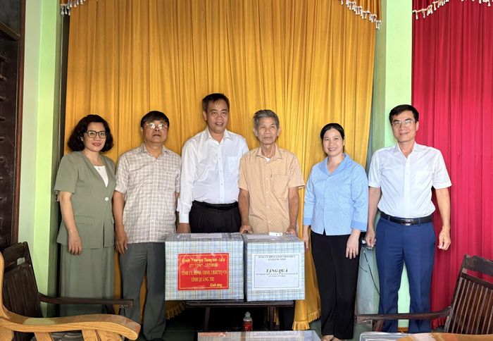 Đồng chí Nguyễn Đăng Quang, Phó Bí thư Tỉnh ủy, Chủ tịch HĐND tỉnh thăm, tặng quà ông Trần Văn Ương, thương binh, người hoạt động kháng chiến bị nhiễm chất độc hóa học - Ảnh: H.L