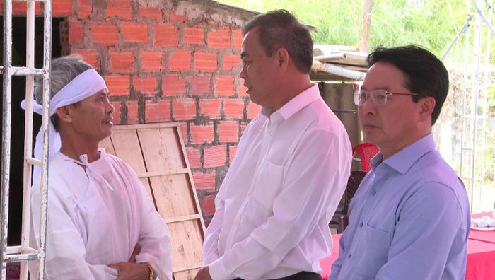 Đồng chí Nguyễn Đăng Quang, Phó Bí thư Tỉnh ủy, Chủ tịch HĐND tỉnh thăm viếng gia đình bệnh binh Lê Quang Vinh, thôn Tả Phan, xã Ninh Châu - Ảnh: H.L