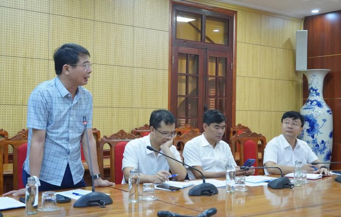 Lãnh đạo UBND phường Đồng Hới báo cáo về việc triển khai các thủ tục thu hồi đất tại khu vực bãi tắm Nhật Lệ 2 - Ảnh: H.L