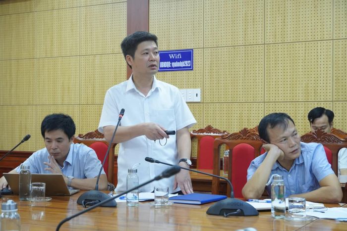 Đại diện Trung tâm Phát triển Quỹ đất tỉnh báo cáo một số nội dung liên quan quỹ đất hai bên tuyến đường Trương Pháp - Ảnh: H.L