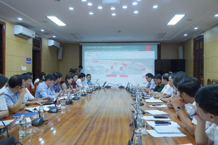 Các đại biểu nghe báo cáo tại buổi làm việc - Ảnh: H.L