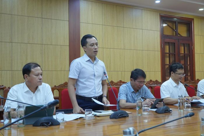 Đại diện lãnh đạo Sở Nông nghiệp và Môi trường báo cáo việc rà soát hiện trạng xói lở bờ biển Nhật Lệ - Ảnh: H.L