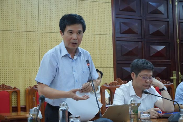Đại diện lãnh đạo Sở Xây dựng báo cáo tình hình triển khai thực hiện phương án mở rộng đường Trương Pháp và chỉnh trang, phát triển không gian biển Nhật Lệ - Ảnh: H.L
