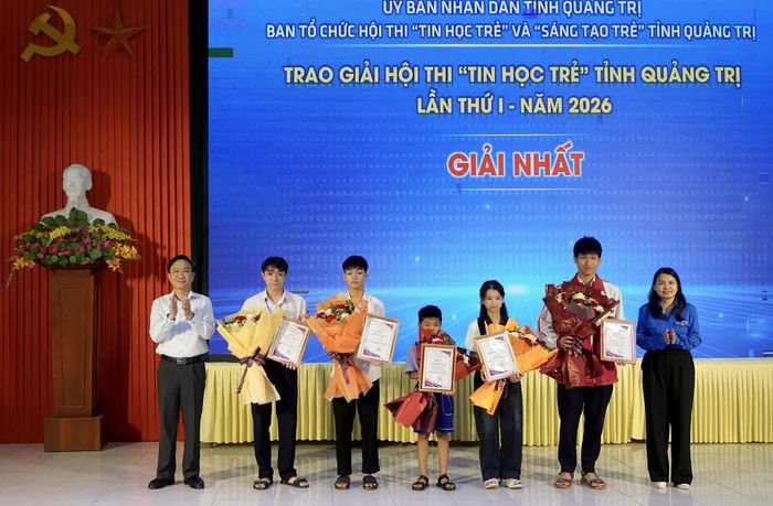 Ban Tổ chức trao giấy chứng nhận và phần thưởng cho 5 thí sinh, nhóm thí sinh đoạt giải nhất hội thi “Tin học trẻ” - Ảnh: H.T