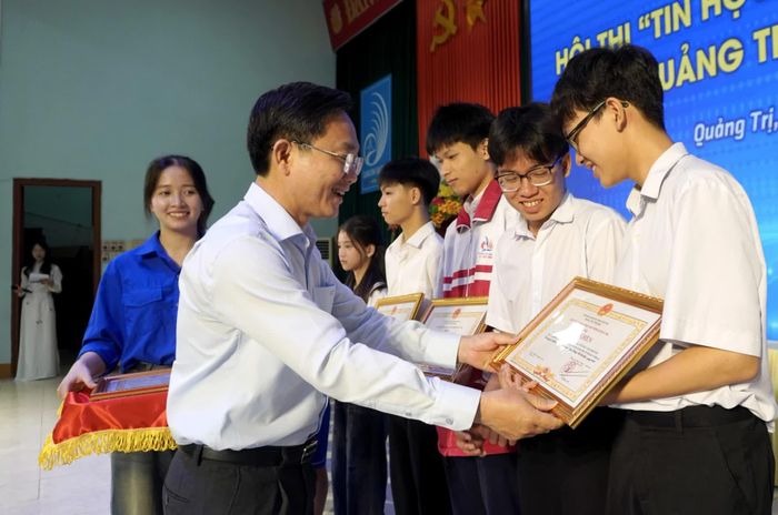 Đồng chí Hoàng Xuân Tân, Phó Chủ tịch UBND tỉnh trao bằng khen cho các tập thể, cá nhân có thành tích xuất sắc trong tham gia hội thi “Tin học trẻ” và cuộc thi “Sáng tạo trẻ” lần thứ I, năm 2026 - Ảnh: H.T