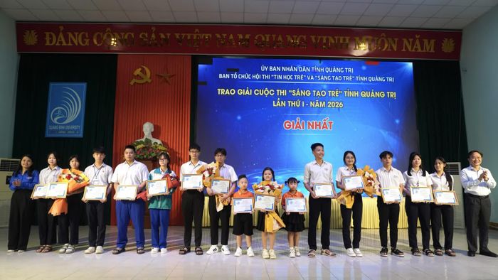 Ban Tổ chức trao giấy chứng nhận và phần thưởng cho các thí sinh, nhóm thí sinh đoạt giải nhất cuộc thi “Sáng tạo trẻ” - Ảnh: H.T