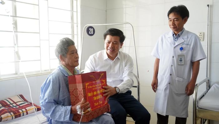 Đồng chí Trần Vũ Khiêm, Phó Bí thư Thường trực Tỉnh ủy, Trưởng đoàn đại biểu Quốc hội tỉnh ân cần thăm hỏi thương binh Phạm Xuân Canh, ở xã Nam Gianh, hiện đang điều trị tại Bệnh viện đa khoa khu vực Bắc Quảng Trị - Ảnh: N.M