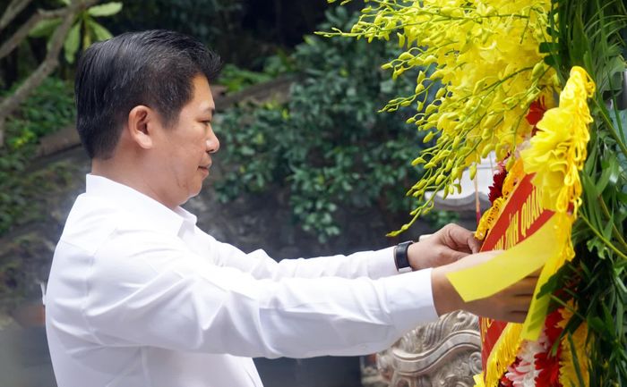 Đồng chí Trần Vũ Khiêm, Phó Bí thư Thường trực Tỉnh ủy, Trưởng đoàn đại biểu Quốc hội tỉnh dâng hoa tri ân tại Đền thờ các anh hùng liệt sĩ thuộc Di tích quốc gia đặc biệt Hang Tám Cô-Đường 20 Quyết Thắng - Ảnh: N.M