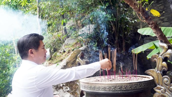 Đồng chí Trần Vũ Khiêm, Phó Bí thư Thường trực Tỉnh ủy, Trưởng đoàn đại biểu Quốc hội tỉnh dâng hương tưởng niệm các anh hùng liệt sĩ tại Di tích quốc gia đặc biệt Hang Tám Cô-Đường 20 Quyết Thắng - Ảnh: N.M