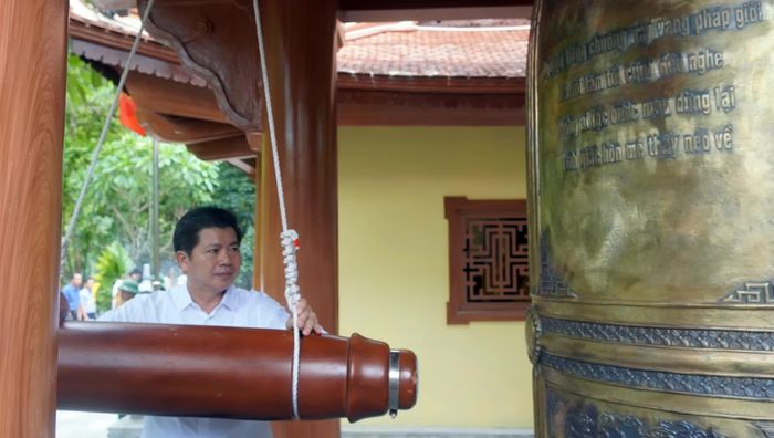 Đồng chí Trần Vũ Khiêm, Phó Bí thư Thường trực Tỉnh ủy, Trưởng đoàn đại biểu Quốc hội tỉnh thỉnh chuông tưởng niệm các anh hùng liệt sĩ tại Di tích quốc gia đặc biệt Hang Tám Cô-Đường 20 Quyết Thắng - Ảnh: N.M