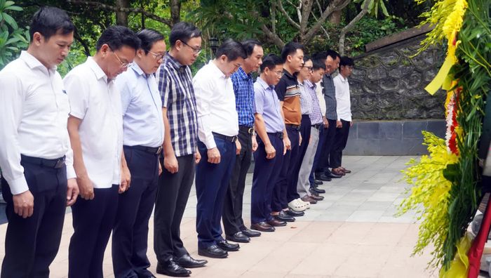 Các đại biểu mặc niệm tưởng nhớ các anh hùng liệt sĩ tại Di tích quốc gia đặc biệt Hang Tám Cô-Đường 20 Quyết Thắng - Ảnh: N.M