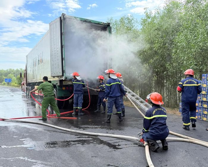 Lực lượng Cảnh sát phòng cháy, chữa cháy và cứu nạn, cứu hộ kịp thời dập lửa - Ảnh: CTV