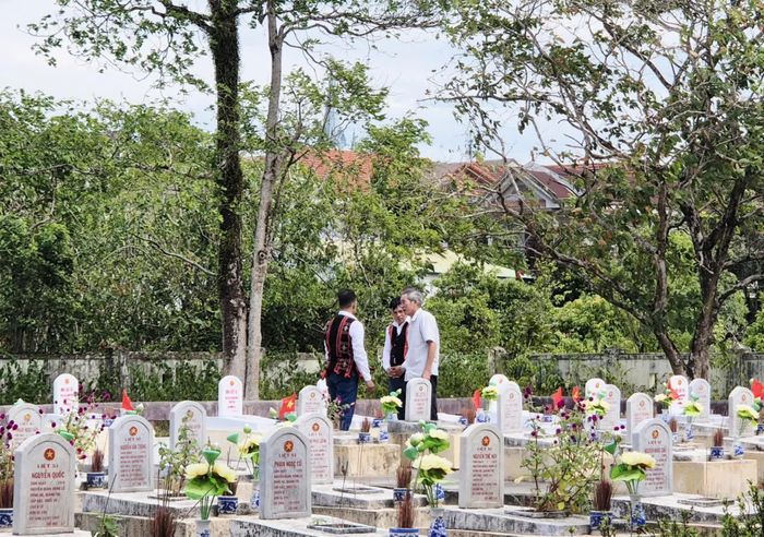 Ông Nguyễn Ngọc Tân luôn thân thiện trò chuyện, chia sẻ với người dân đến thăm viếng nghĩa trang - Ảnh: K.S