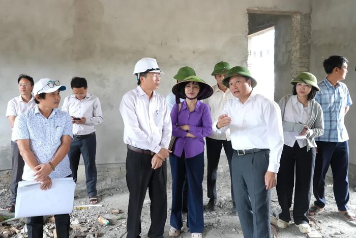 Đồng chí Lê Hồng Vinh, Chủ tịch UBND tỉnh chỉ rõ các bất cập trong thiết kế một số hạng mục của dự án - Ảnh: T.Đ