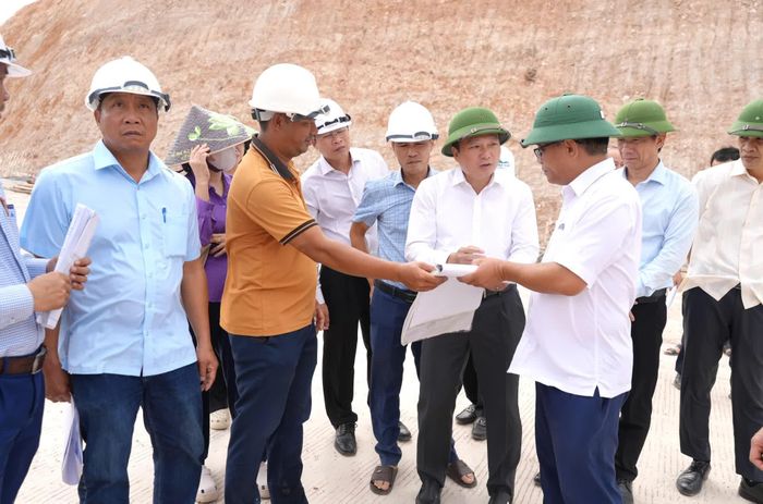 Đồng chí Lê Hồng Vinh, Chủ tịch UBND tỉnh kiểm tra hồ sơ của dự án - Ảnh: T.Đ