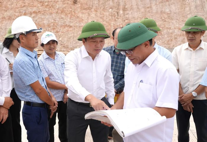 Đồng chí Lê Hồng Vinh, Chủ tịch UBND tỉnh đánh giá chất lượng công trình so với quy chuẩn kỹ thuật - Ảnh: T.Đ