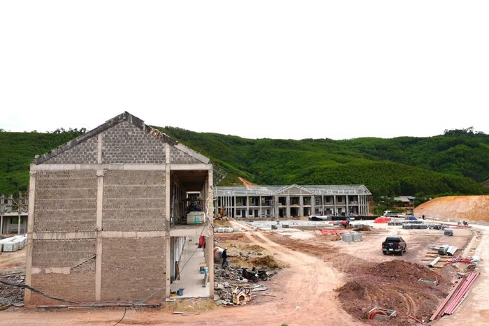 Các khu nhà của dự án Trường nội trú tiểu học và trung học cơ sở Dân Hóa đang được tập trung thi công - Ảnh: T.Đ