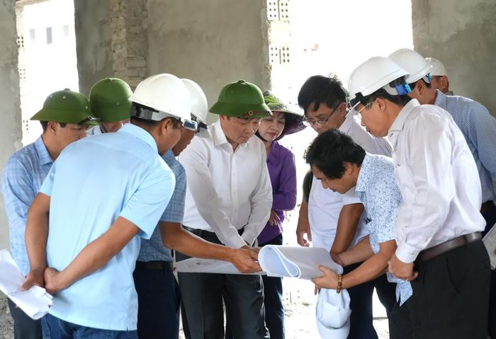 Đồng chí Lê Hồng Vinh, Chủ tịch UBND tỉnh kiểm tra hồ sơ thiết kế một số phòng học, phòng chức năng của dự án - Ảnh: T.Đ