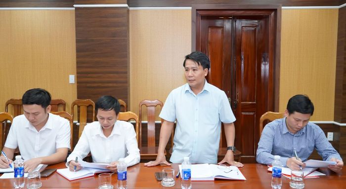 Đại diện lãnh đạo UBND xã Sen Ngư trình bày báo cáo tại buổi làm việc - Ảnh: N.H