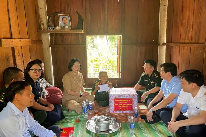 Đồng chí Phạm Thị Minh Huệ, Chủ nhiệm Ủy ban Kiểm tra Tỉnh ủy thăm, tặng quà bệnh binh Hồ Thị Hương, ở thôn Tà Rụt 1, xã Tà Rụt - Ảnh: Hoàng Hùng