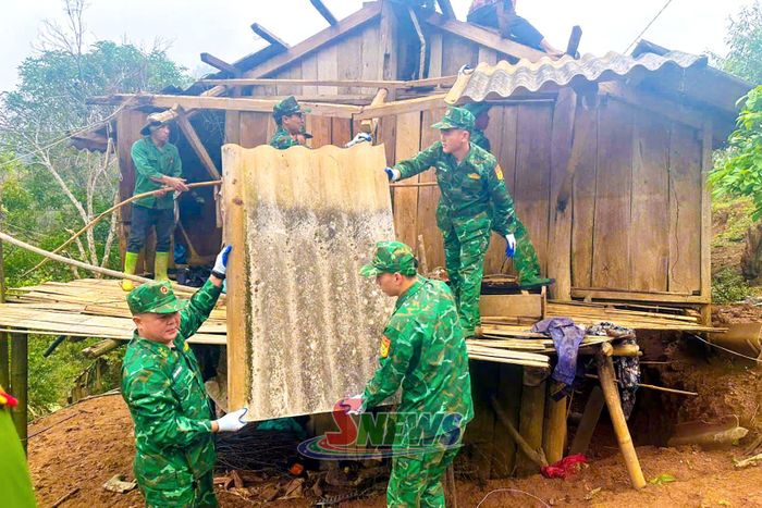 Cán bộ, chiến sĩ Đồn Biên phòng Chiềng On hỗ trợ nhân dân dựng lại nhà sau thiên tai.