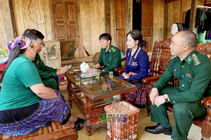 Cán bộ, chiến sĩ Đồn Chiềng On hỗ trợ người dân làm mã định danh điện tử.