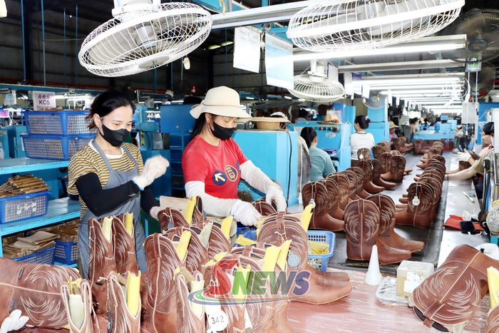 Ca sản xuất của công nhân Xí nghiệp Giầy Phù Yên.